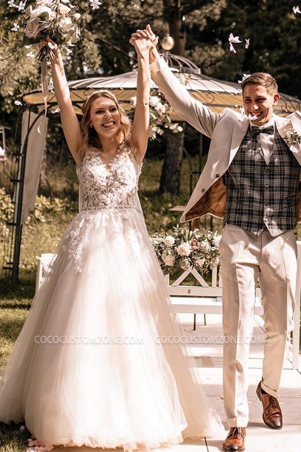 Elegant V-neck A-line sleeveless lace wedding dress