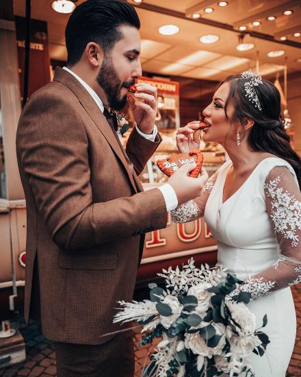 Simple Long Sleeve V Neck Lace Mermaid Wedding Dress_3