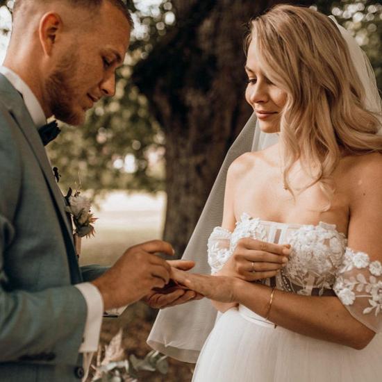 Simple A-line card shoulder lace and tulle wedding dress_7