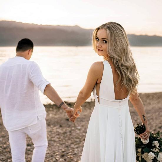 Simple beach V-neck white wedding dress_4